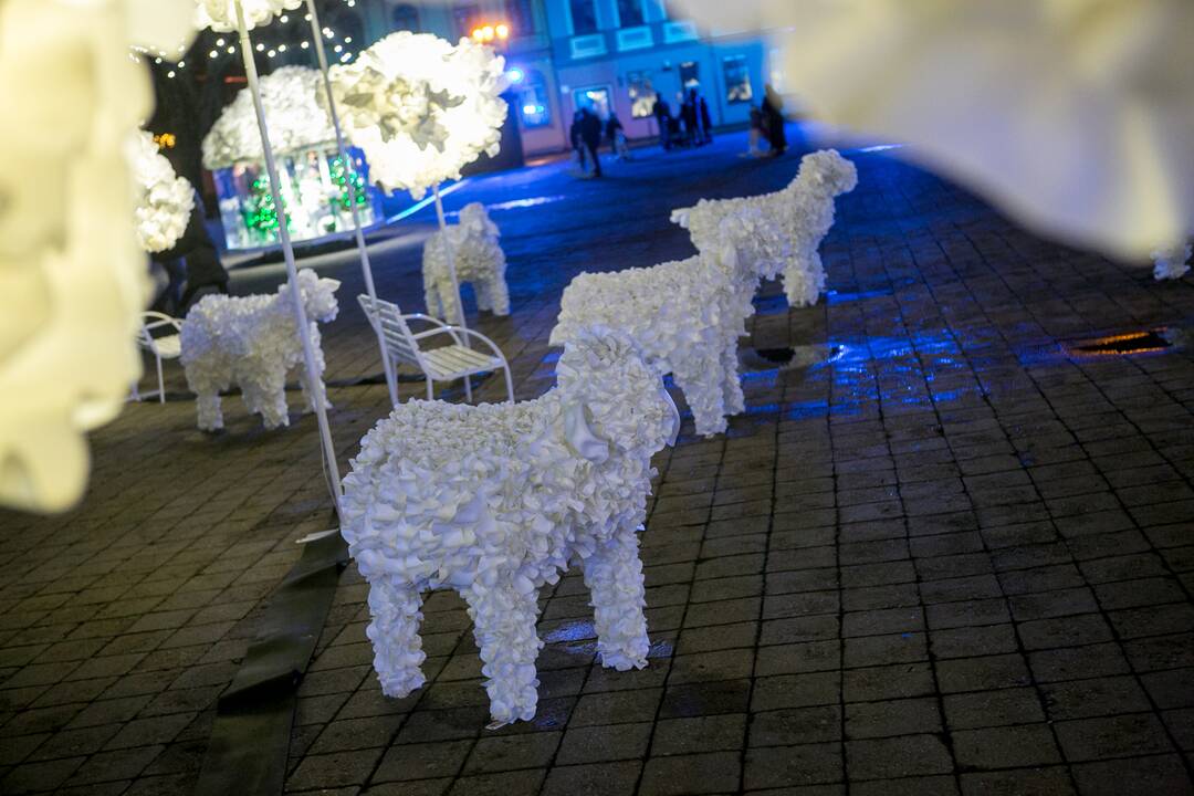 Pagerbiant COVID-19 aukas išjungta Kauno Kalėdų eglė