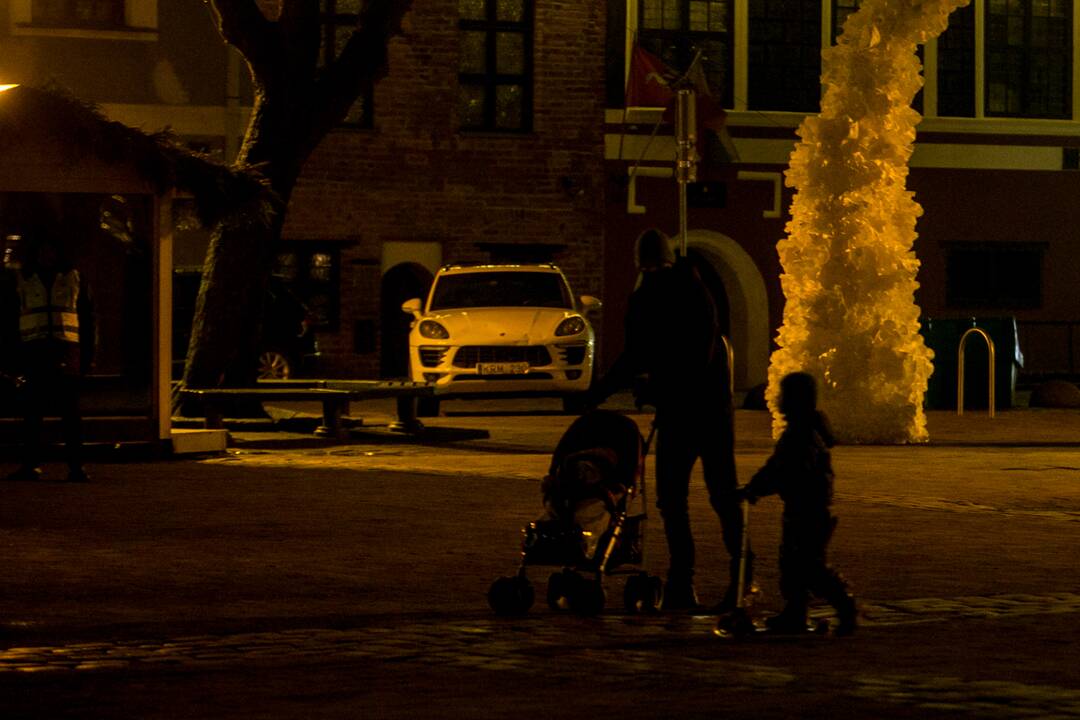 Pagerbiant COVID-19 aukas išjungta Kauno Kalėdų eglė