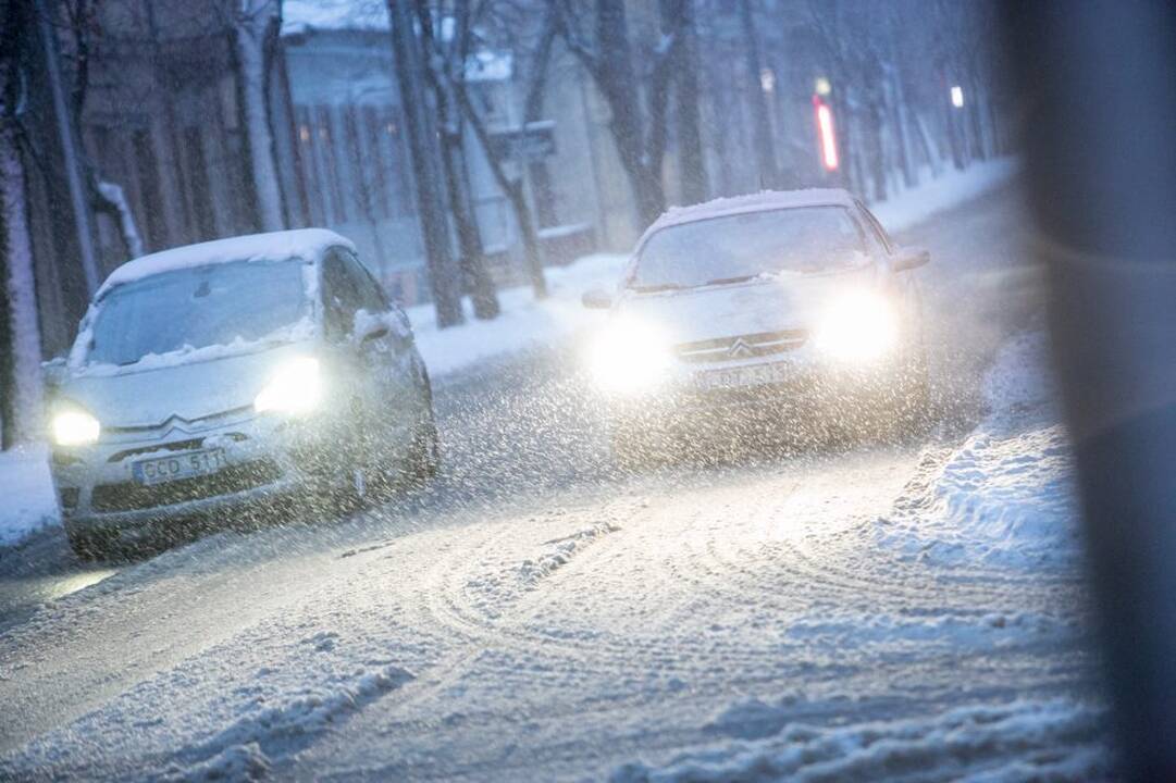 Netveria pykčiu: dėl nevalytų kelių kelionė nuo Kulautuvos iki Kauno truko tris valandas