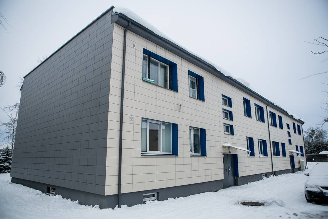 Apšaudytas Raudondvario daugiabutis, kuriame įsikūręs grožio salonas