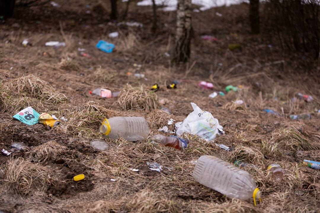 Situacija: ne vietoje palikti ar išmesti daiktai gali smarkiai pakenkti aplinkai.
