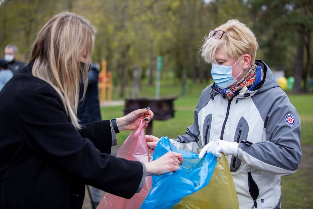 Premjerė dalyvavo aplinkos tvarkymo akcijoje „Darom 2021“