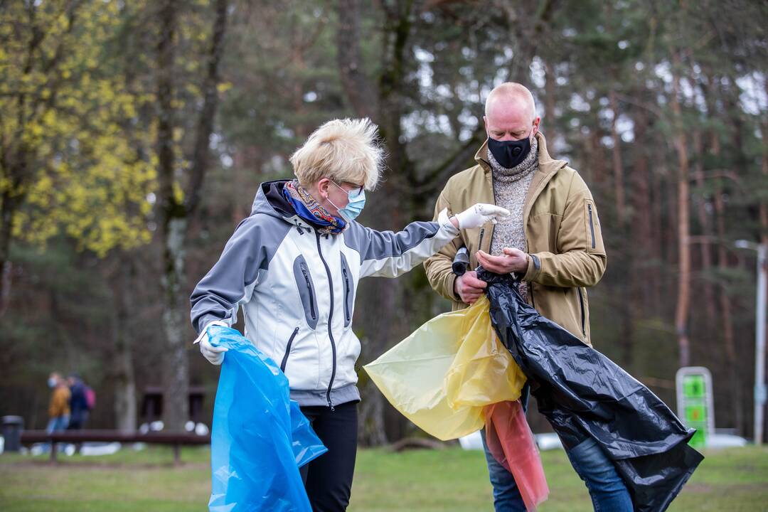 Premjerė dalyvavo aplinkos tvarkymo akcijoje „Darom 2021“