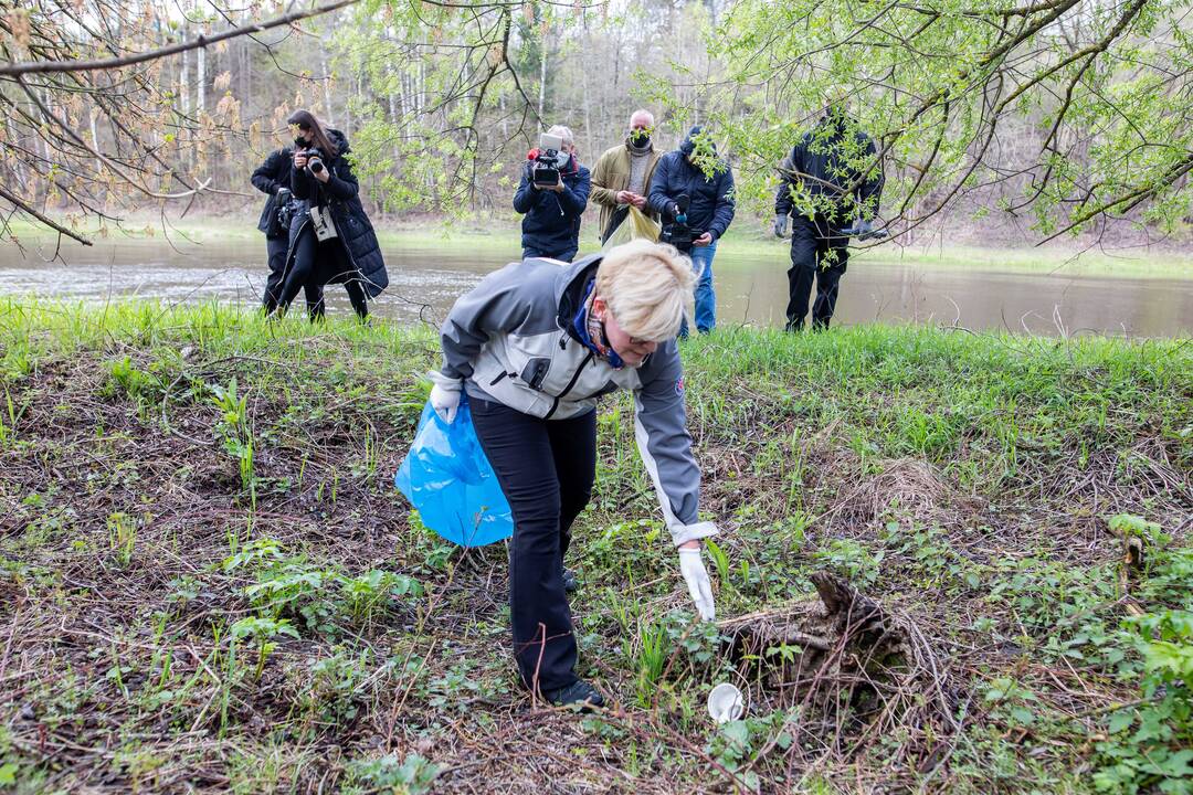 Premjerė dalyvavo aplinkos tvarkymo akcijoje „Darom 2021“