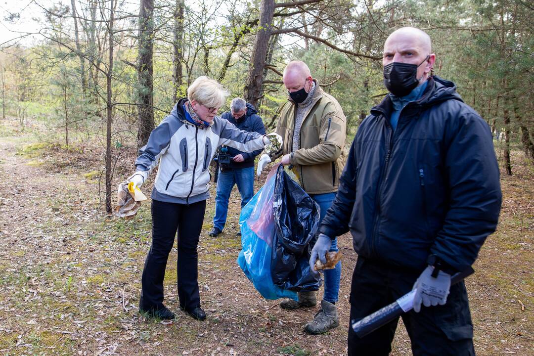 Premjerė dalyvavo aplinkos tvarkymo akcijoje „Darom 2021“