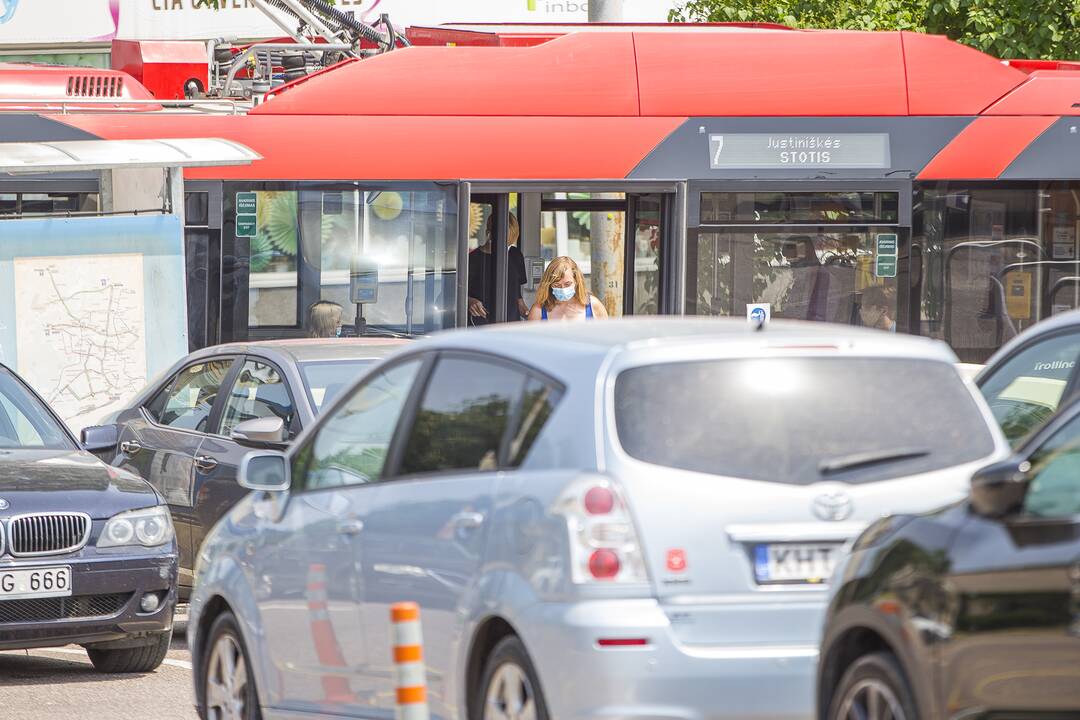 Siūlo mokytojams apmokėti kelionės į darbą viešuoju transportu išlaidas