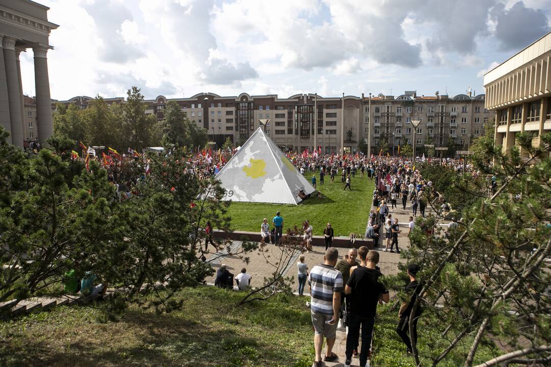 Protestas prie Seimo prieš COVID-19 ribojimus