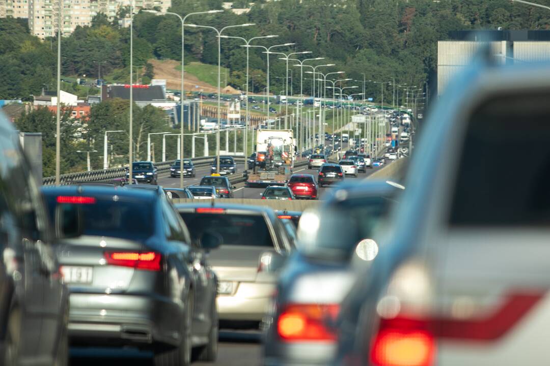 Šiemet iš taršių automobilių savininkų planuojama surinkti apie 30 mln. eurų
