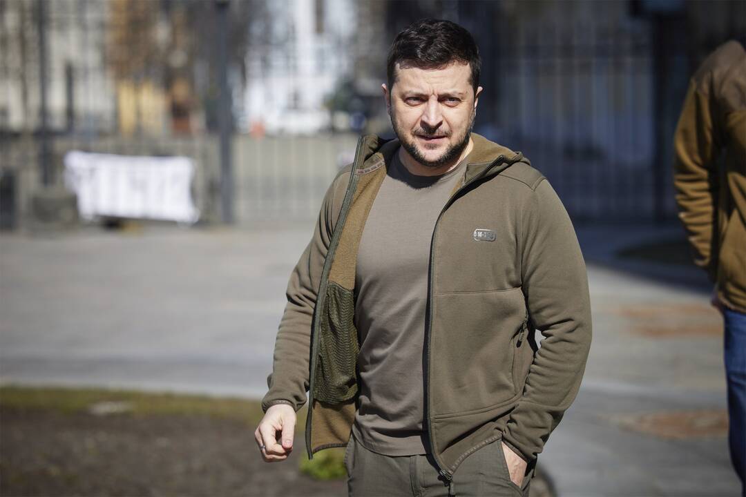 Drąsa: būdamas pirmuoju Kremliaus taikiniu, į Vakarų siūlymą bėgti iš karo siaubiamos Ukrainos V.Zelinskis atkirto: „Čia vyksta kova. Man nereikia pavėžėjimo – man reikia ginklų“ ir kiekvieną karo dieną sveikinasi su ukrainiečiais iš Kyjivo gatvių.