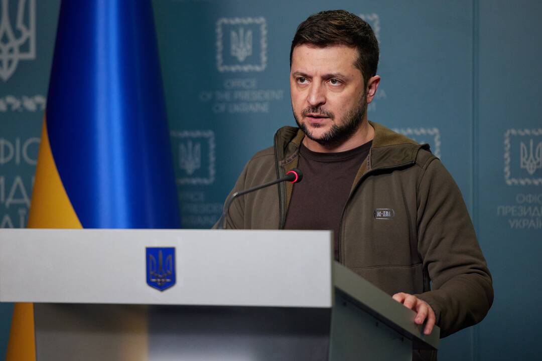Drąsa: būdamas pirmuoju Kremliaus taikiniu, į Vakarų siūlymą bėgti iš karo siaubiamos Ukrainos V.Zelinskis atkirto: „Čia vyksta kova. Man nereikia pavėžėjimo – man reikia ginklų“ ir kiekvieną karo dieną sveikinasi su ukrainiečiais iš Kyjivo gatvių.