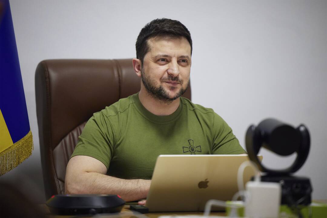 Drąsa: būdamas pirmuoju Kremliaus taikiniu, į Vakarų siūlymą bėgti iš karo siaubiamos Ukrainos V.Zelinskis atkirto: „Čia vyksta kova. Man nereikia pavėžėjimo – man reikia ginklų“ ir kiekvieną karo dieną sveikinasi su ukrainiečiais iš Kyjivo gatvių.
