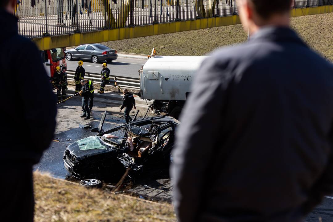 Vilniuje susidūrė trys transporto priemonės: žuvo BMW vairuotojas