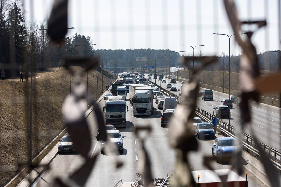 Vilniuje susidūrė trys transporto priemonės: žuvo BMW vairuotojas