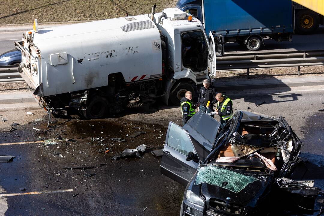 Vilniuje susidūrė trys transporto priemonės: žuvo BMW vairuotojas