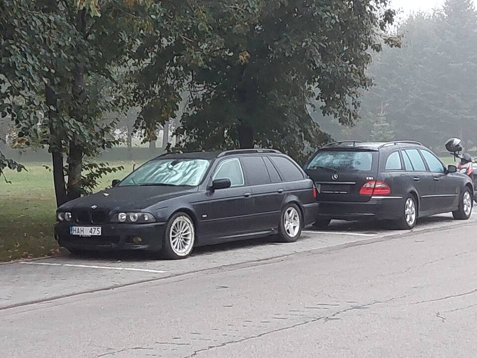 Vieta: pasak skaitytojo, juodą BMW jis matė Akademijoje, Tako gatvėje, pilkšvai žalsvą BMW – bendroje automobilių statymo aikštelėje Pilėnų gatvėje.