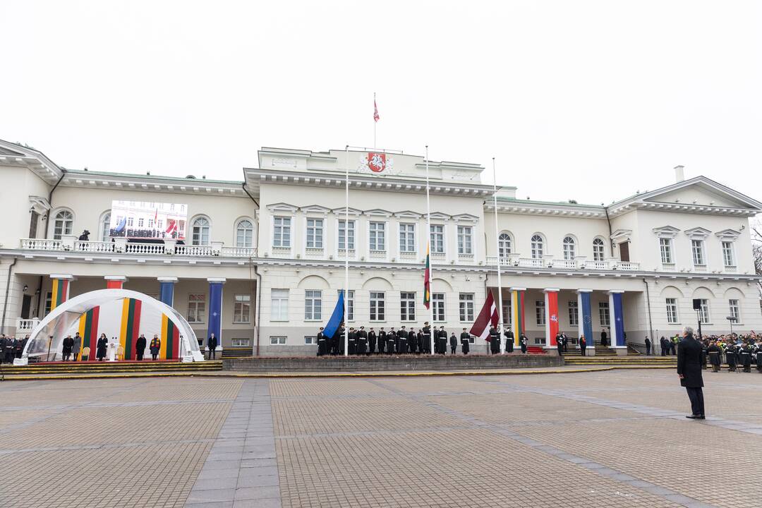 Trijų Baltijos valstybių vėliavų pakėlimas Daukanto aikštėje