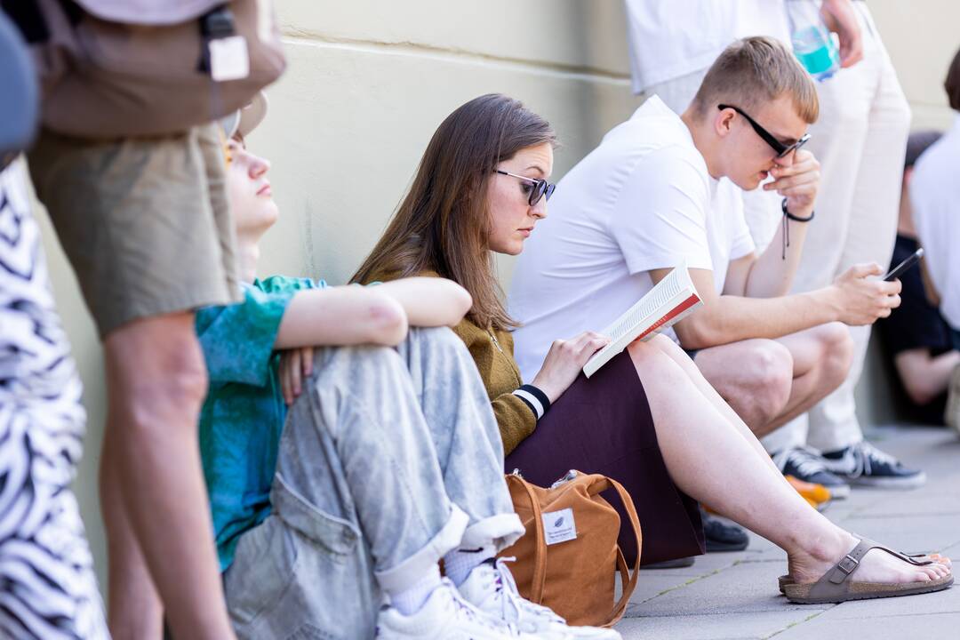 Žmonės renkasi prie Vilniaus universiteto laukdami J. Bideno kalbos