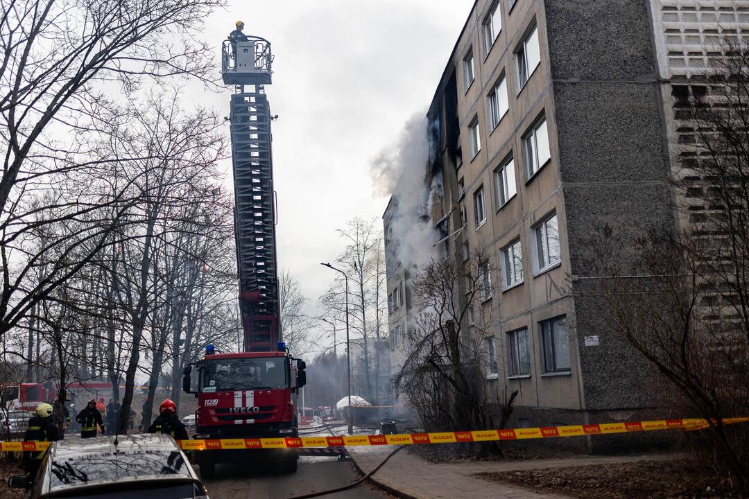 Keturis butus Viršuliškių daugiabutyje surijo liepsnos