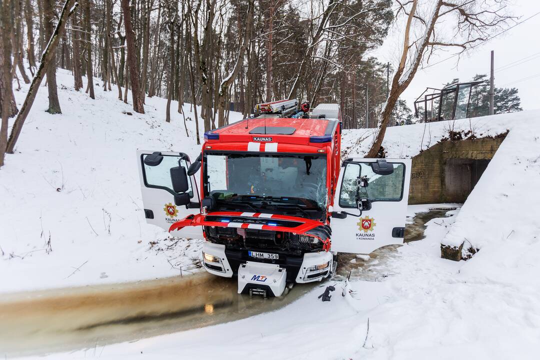 Į gaisrą skubėję ugniagesiai Panemunėje rėžėsi į stotelę