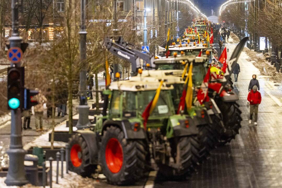 Ūkininkų protesto išvakarės: Gedimino pr. išrikiuota žemės ūkio technika