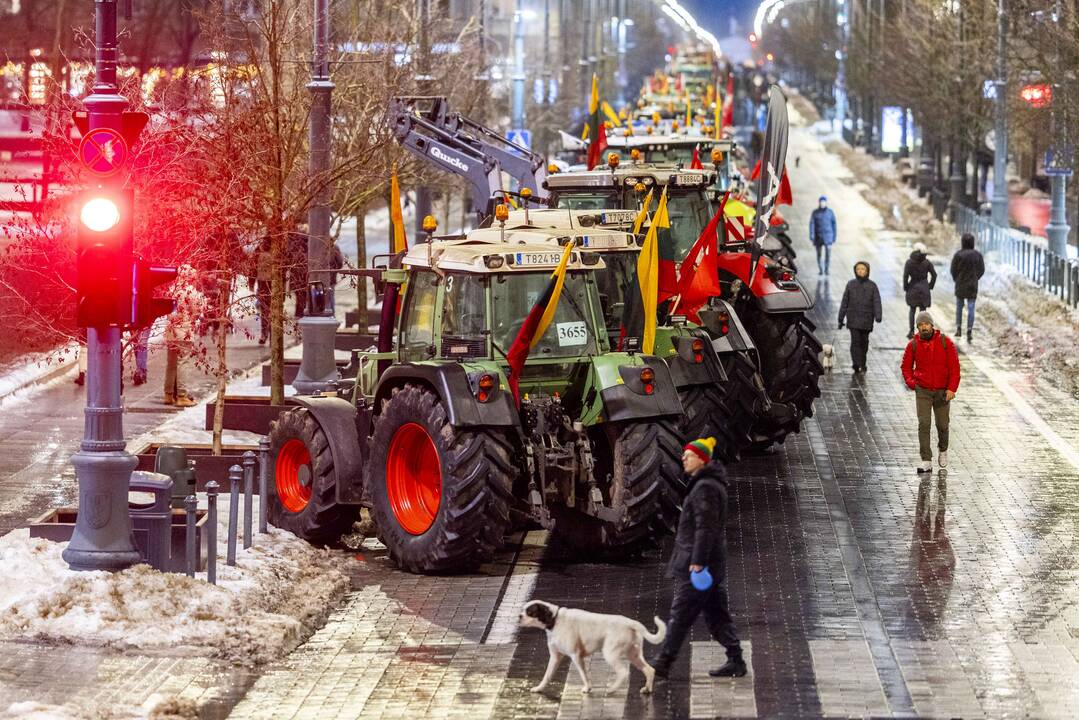 Ūkininkų protesto išvakarės: Gedimino pr. išrikiuota žemės ūkio technika