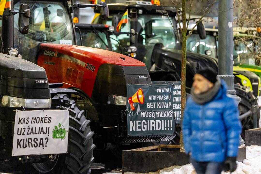 Ūkininkų protesto išvakarės: Gedimino pr. išrikiuota žemės ūkio technika