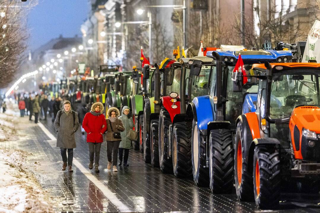 Ūkininkų protesto išvakarės: Gedimino pr. išrikiuota žemės ūkio technika