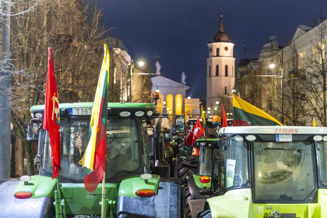 Ūkininkų protesto išvakarės: Gedimino pr. išrikiuota žemės ūkio technika