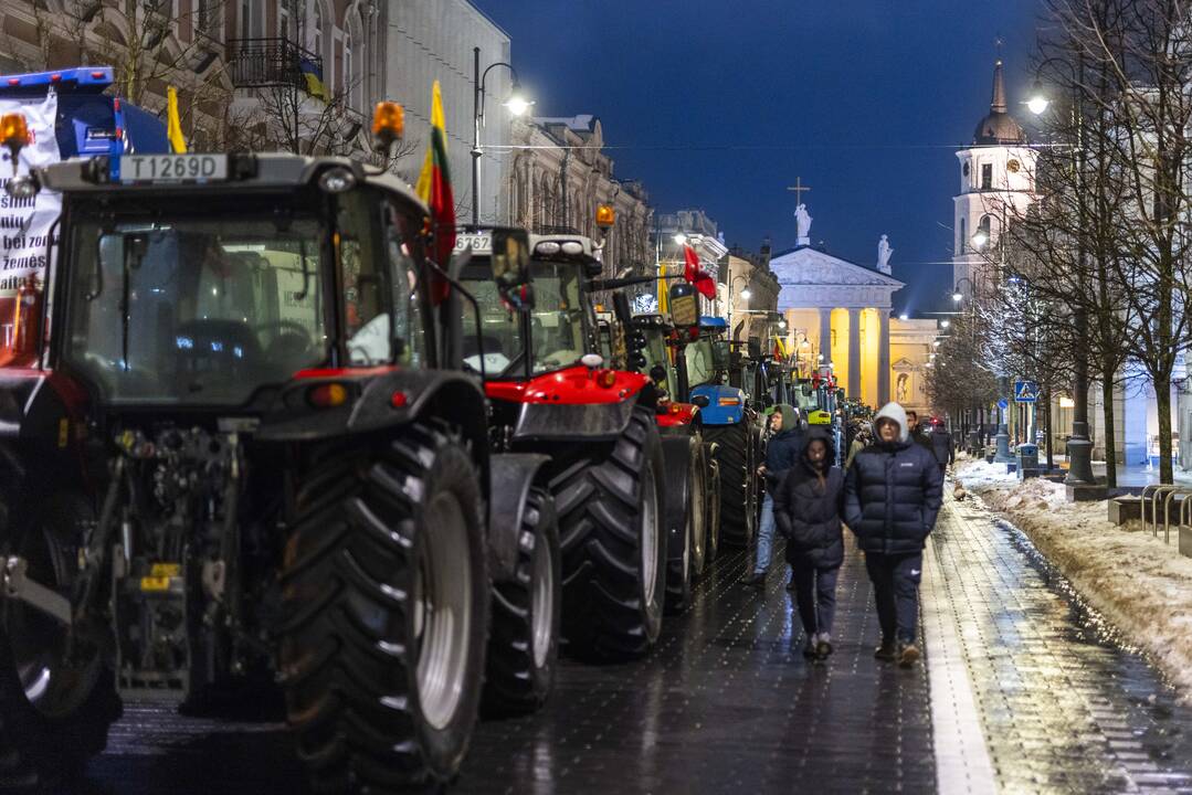 Ūkininkų protesto išvakarės: Gedimino pr. išrikiuota žemės ūkio technika