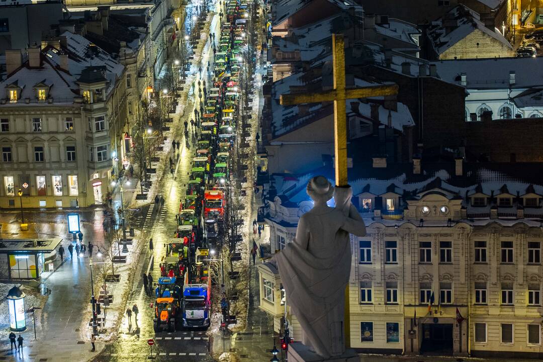 Ūkininkų protesto išvakarės: Gedimino pr. išrikiuota žemės ūkio technika