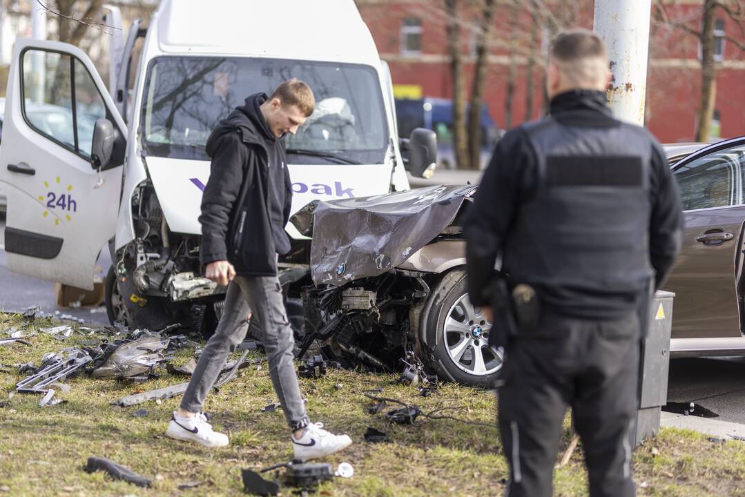 BMW ir „Venipak“ mikroautobuso avarija Vilniuje