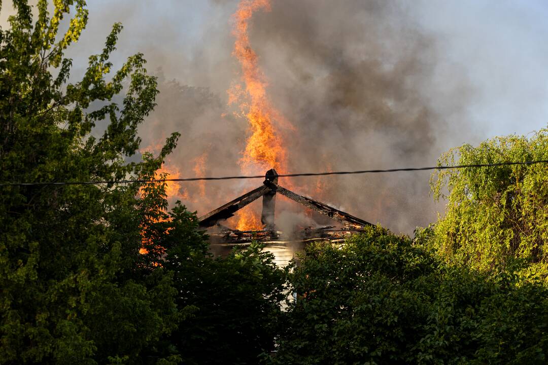 Vilniuje, Naujininkų rajone, užsiliepsnojo namas