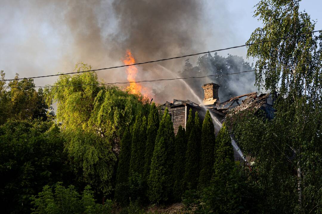 Vilniuje, Naujininkų rajone, užsiliepsnojo namas