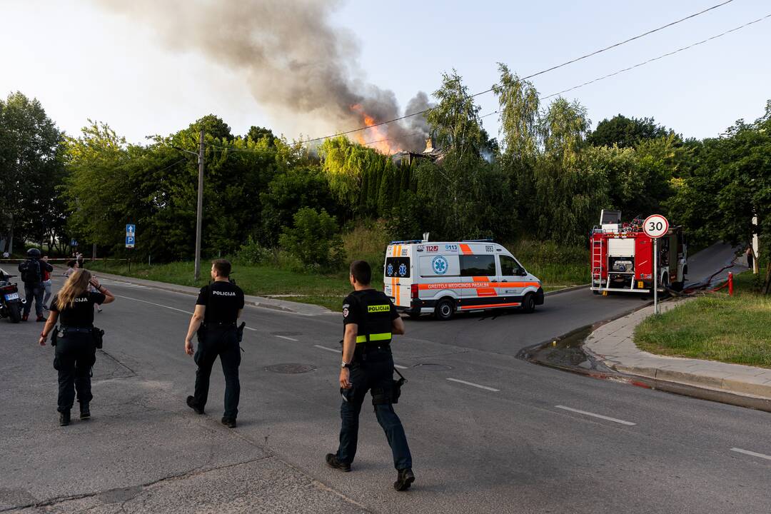 Vilniuje, Naujininkų rajone, užsiliepsnojo namas