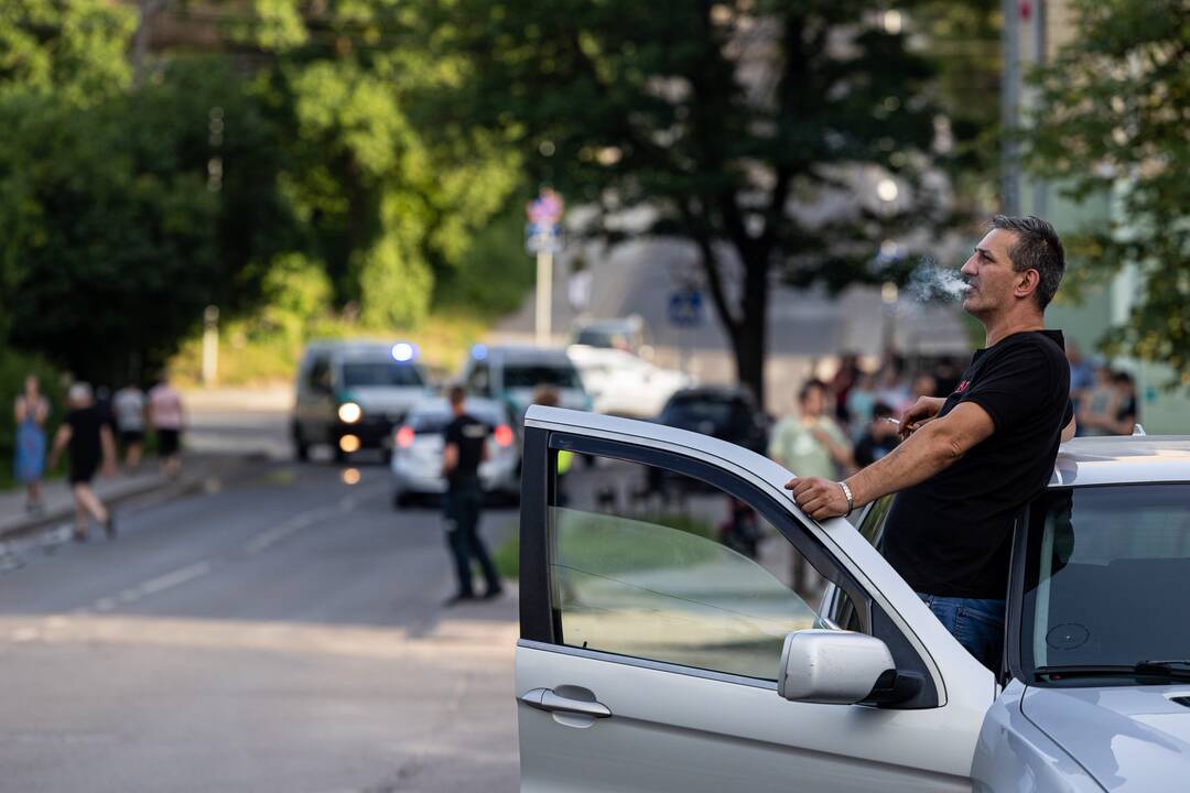 Vilniuje, Naujininkų rajone, užsiliepsnojo namas