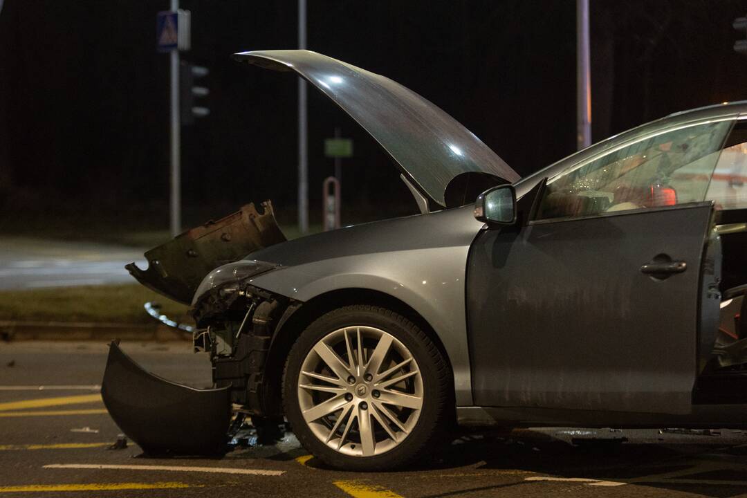 Trūksta žodžių: sostinėje girti vairuotojai apdaužė aštuonis svetimus automobilius