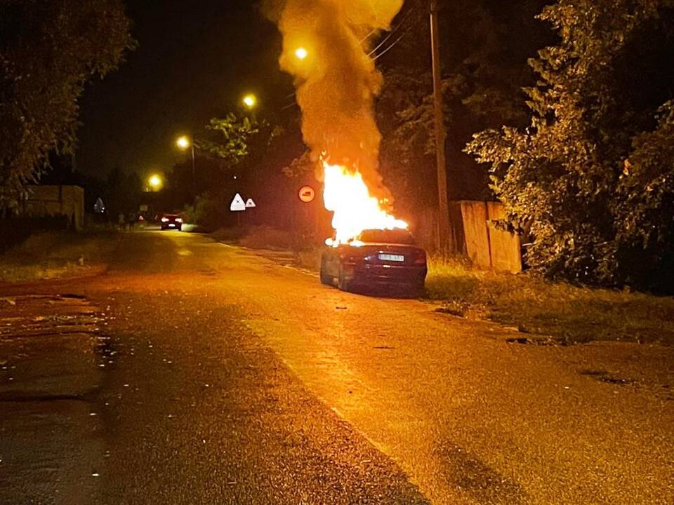 Policija aiškinasi, kas padegė vilniečių „Opel“