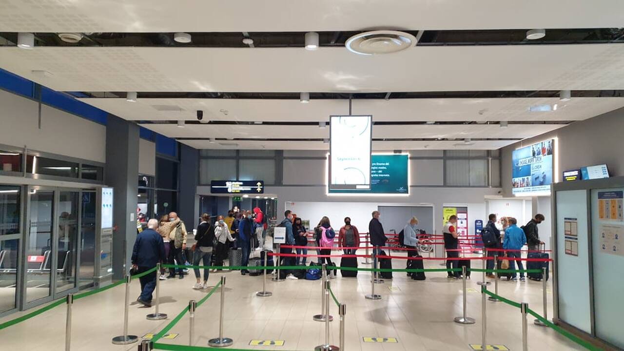 Eilė: klaipėdiečių kelionė į Oslą virto košmaru – į lėktuvą paskubomis buvo įlaipinti net tie, kurie stovėjo eilės gale, tačiau tris keleivius skrydį aptarnavusi agentūra sugebėjo palikti už durų.