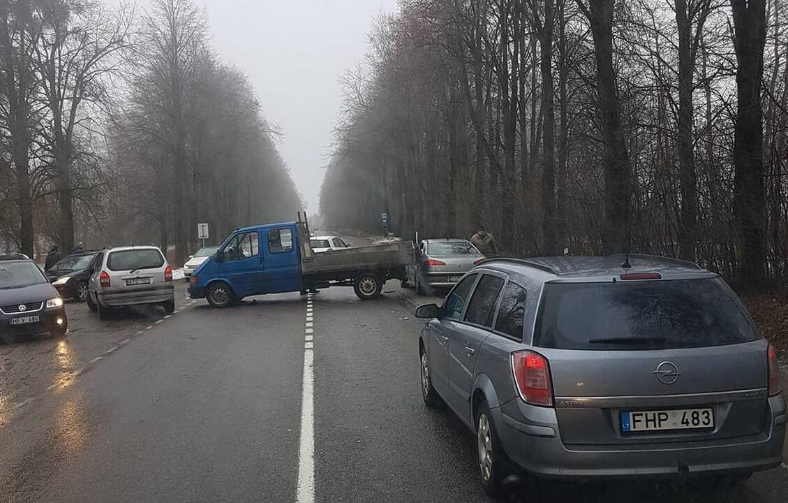 Važiuojant link Kauno – spūstys dėl avarijos