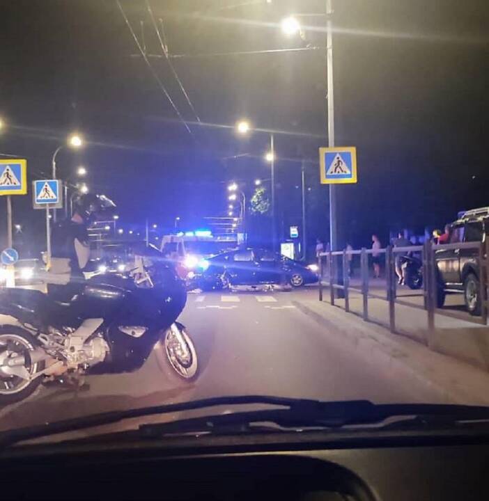 Tragedija: dviem automobiliais atskubėję greitosios medikai jau niekuo negalėjo padėti motociklu į automobilį „Toyota“ atsitrenkusiam devyniolikmečiui.