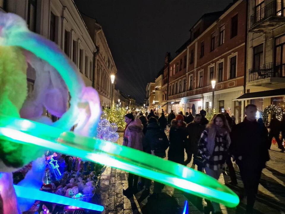 Į Kauno kalėdinės eglės įžiebimą susirinko tūkstantinė minia