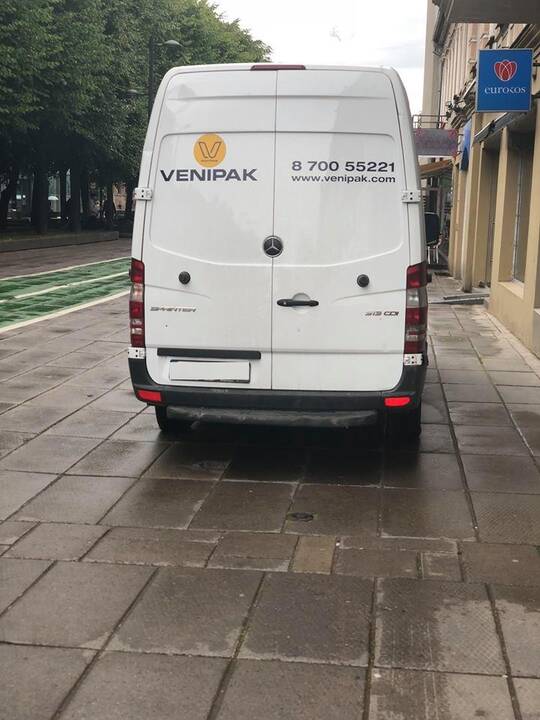 Kaunietį papiktinęs „Venipak“ Laisvės alėja važiavo be leidimo 