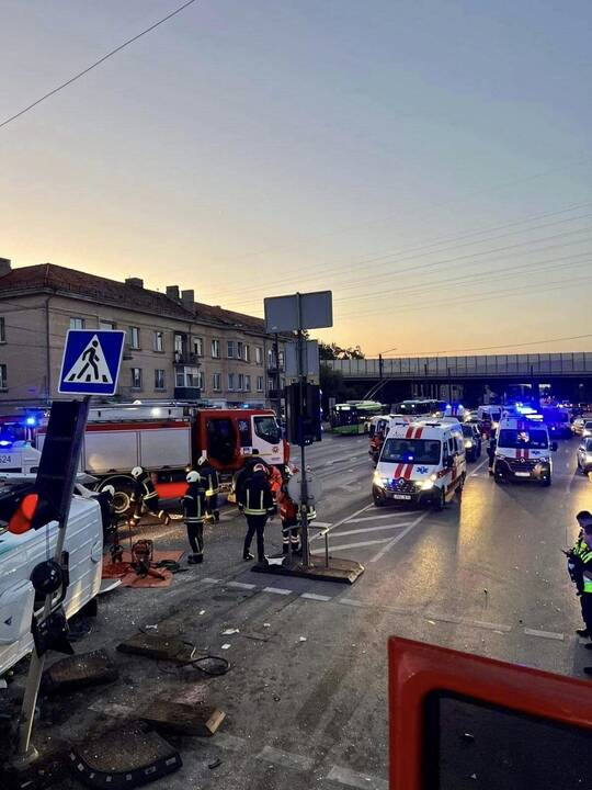 Mikroautobuso ir krovininio automobilio avarija Kaune
