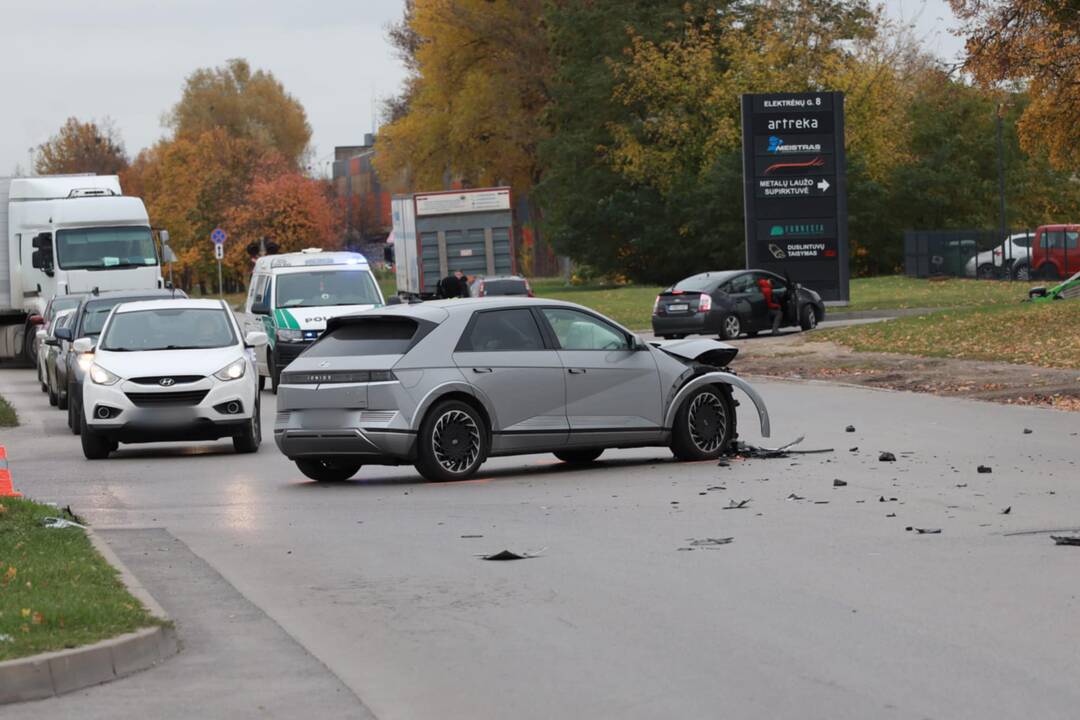 Elektrėnų g. BMW rėžėsi į stotelę su žmonėmis