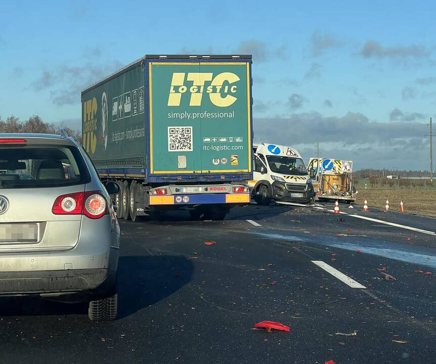 Per avariją magistralėje suknežintas kelininkų automobilis, teko stabdyti eismą