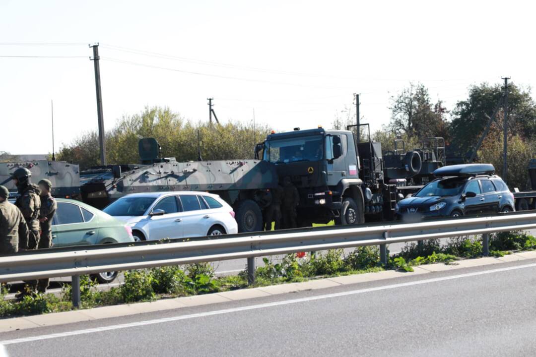 Ties Akademija į avariją pateko šarvuočių kolona