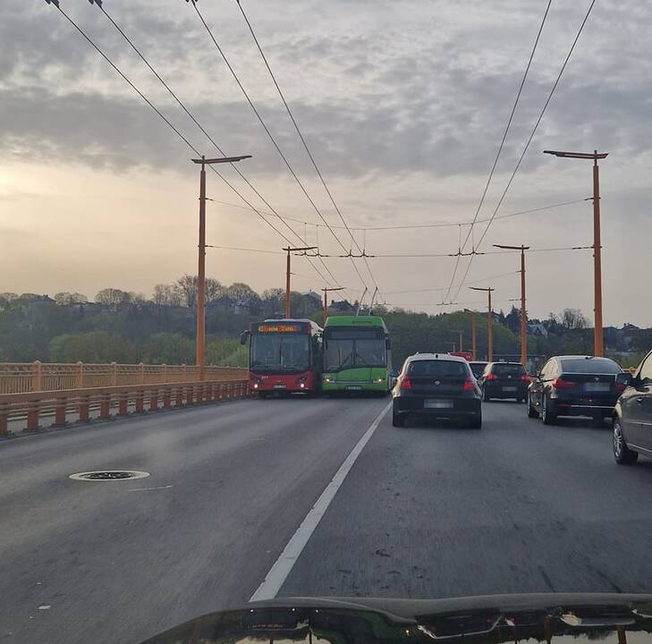 Nekasdienis vaizdelis: ant tilto neišsiteko autobusas ir troleibusas