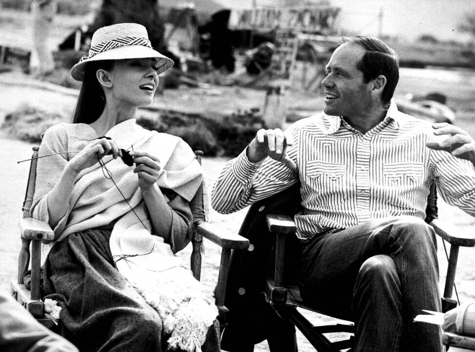  Pavyzdys: po filmo "Sabrina", kuriame pagrindinį vaidmenį atlikusi A.Hepburn dėvėjo Hubert'o de Givenchy rūbus, išpopuliarėjo ir aktorės suknelių silueatai, ir pats dizaineris.