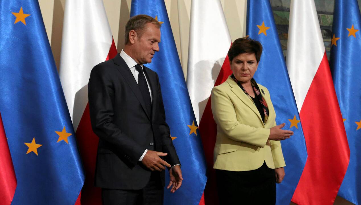 Donaldas Tuskas (kairėje) ir Beata Szydlo (dešinėje)