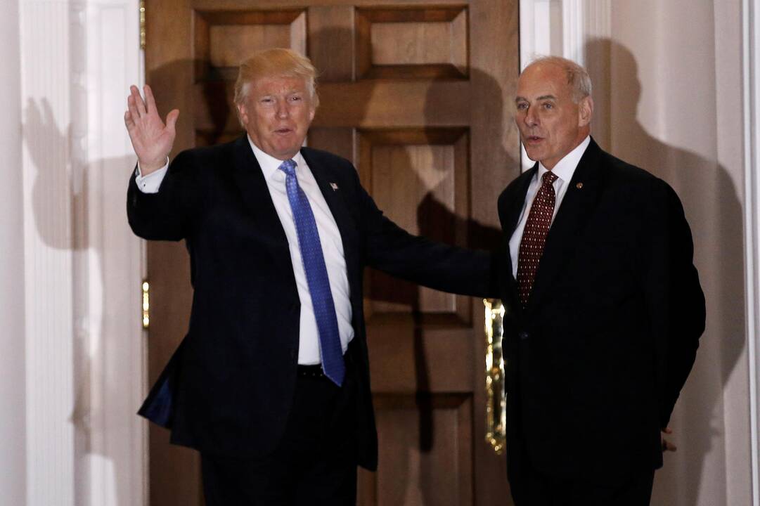 Donaldas Trumpas (kairėje) ir Johnas Kelly (dešinėje)